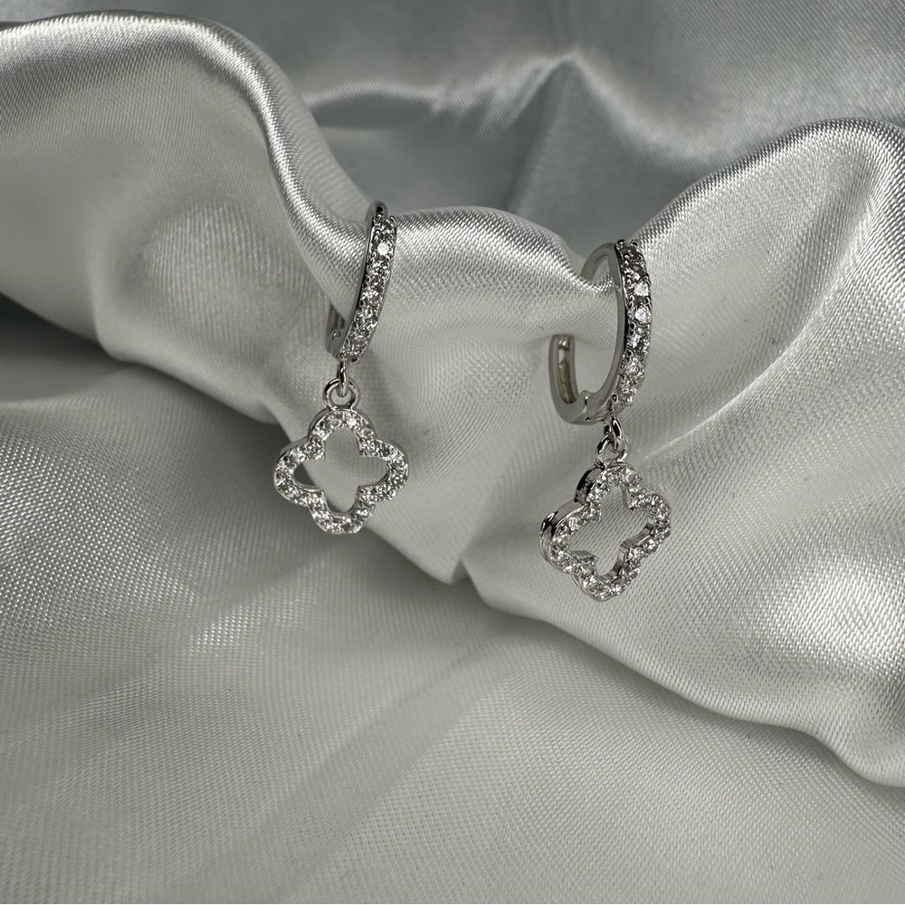 Crystal Clover Huggies